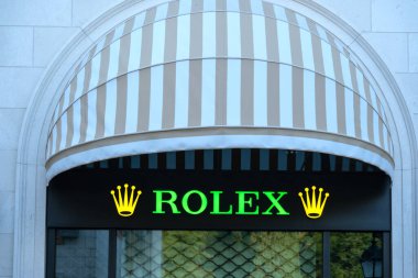 ikonik Rolex Crown logosu, lüks İsviçreli saat markası ve Rolex SA üreticisi, sembol lüksü ve prestiji, yüksek kaliteli klasik koleksiyon ürünü Tivat, Karadağ - 3 Ağustos 2024