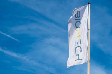 Şirket bayraklarıyla Biontech SE genel merkezi, Alman biyoteknoloji şirketi, BioNTech İmalat, geliştirme ve üretim aktif immünoterapi ajanları Mainz, Almanya 'da - 7 Eylül 2024