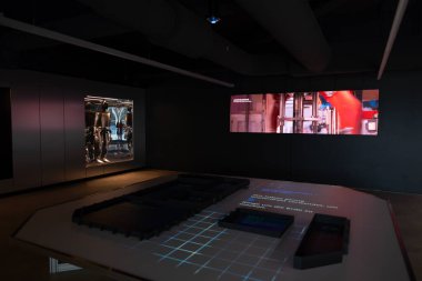 Tesla Bot Optimus robotik robotu Tesla 'nın Giga Berlin lobisinde, sürdürülebilir EV üretimi için vizyonlu fütüristik tasarım, mühendisliğe yenilikçi yaklaşım, Berlin, Almanya - 19 Şubat 2024