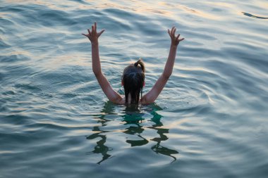Çocuk açık denizde batıyor, denizde boğuluyor, su altında tehlike akıntıları, derin su korkusu, aktif yaz tatili, su aktiviteleri, çocukluk güvenliği