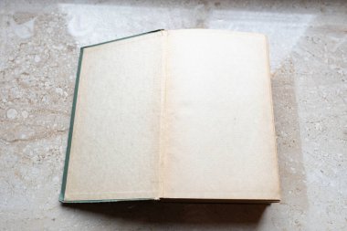Mermer masa üzerindeki boş son kağıt antika kitap, eski kağıt dokusu, rustik boş alan, geçmişi görme, karatahtayı savunma, eski kağıt menü, tasarımcı kopya alanı için arkaplan