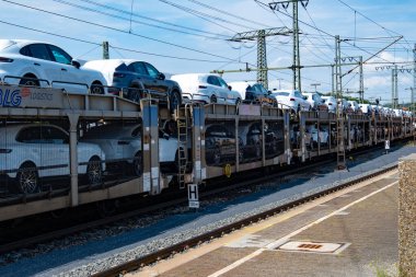 Nakliye konvoyu gıcır gıcır Porsche macan, hedeflerini bekliyor, verimli demiryolu nakliye araçları, Bebra, Almanya - 15 Ağustos 2024