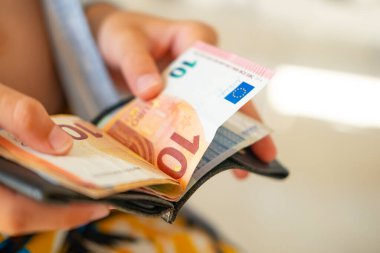 çocuk, Avrupa para birimini cüzdanda tutan ergen, hırsızlık parası, cep harçlığı yönetimi, mali davranış, genç finans, mali bağımsızlık, tasarruf hedefi