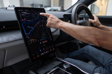 Cadillac Lyriq, premium beyaz elektrikli cip, galeride araba, markaların sergilendiği Avrupa 'da ileri teknoloji, otomotiv endüstrisi, Frankfurt, Almanya - 28 Eylül 2024 