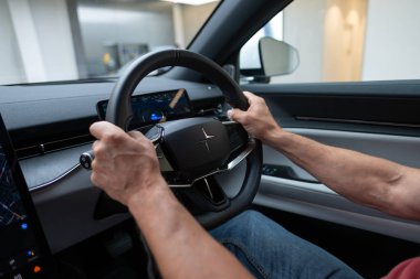 Cadillac Lyriq, premium beyaz elektrikli cip, galeride araba, markaların sergilendiği Avrupa 'da ileri teknoloji, otomotiv endüstrisi, Frankfurt, Almanya - 28 Eylül 2024 