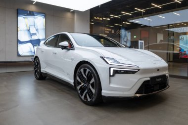 Zarif, beyaz kutup yıldızı 4, sol el sürüşlü, elektrikli araba, Volvo yan kuruluşu, çevre dostu araç, otomotiv endüstrisi, Londra 'da üstün sürüş ortamı - 17 Eylül 2024