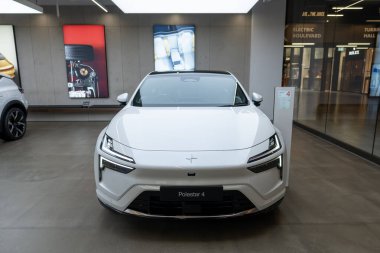 Zarif, beyaz kutup yıldızı 4, sol el sürüşlü, elektrikli araba, Volvo yan kuruluşu, çevre dostu araç, otomotiv endüstrisi, Londra 'da üstün sürüş ortamı - 17 Eylül 2024