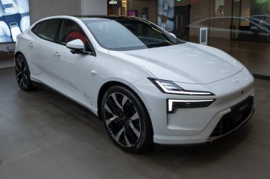 Zarif, beyaz kutup yıldızı 4, sol el sürüşlü, elektrikli araba, Volvo yan kuruluşu, çevre dostu araç, otomotiv endüstrisi, Londra 'da üstün sürüş ortamı - 17 Eylül 2024