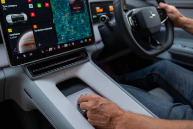 Cadillac Lyriq, premium beyaz elektrikli cip, galeride araba, markaların sergilendiği Avrupa 'da ileri teknoloji, otomotiv endüstrisi, Frankfurt, Almanya - 28 Eylül 2024 