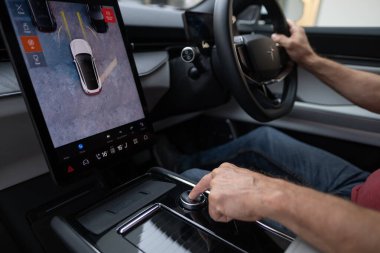 Cadillac Lyriq, premium beyaz elektrikli cip, galeride araba, markaların sergilendiği Avrupa 'da ileri teknoloji, otomotiv endüstrisi, Frankfurt, Almanya - 28 Eylül 2024 