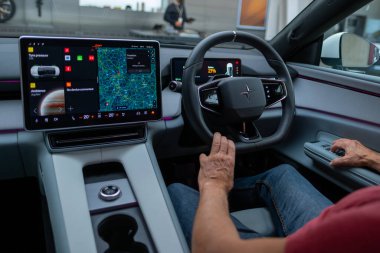 Cadillac Lyriq, premium beyaz elektrikli cip, galeride araba, markaların sergilendiği Avrupa 'da ileri teknoloji, otomotiv endüstrisi, Frankfurt, Almanya - 28 Eylül 2024 