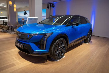mavi Cadillac Optiq, premium elektrikli SUV General Motors sergi salonunda, lüks otomotiv endüstrisinde, gelişmiş teknoloji Avrupa 'da, Frankfurt, Almanya - 28 Eylül 2024