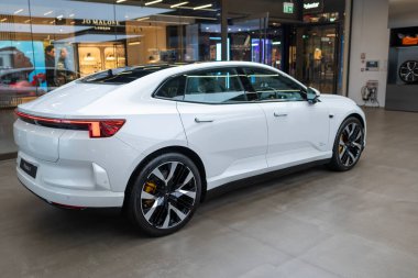 Zarif, beyaz kutup yıldızı 4, sol el sürüşlü, elektrikli araba, Volvo yan kuruluşu, çevre dostu araç, otomotiv endüstrisi, Londra 'da üstün sürüş ortamı - 17 Eylül 2024