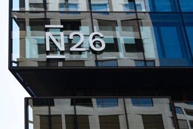 N26 Alman dijital logosu cam cephe, modern finans, yenilik ve finans yaklaşımı, Berlin, Almanya - 16 Ağustos 2024