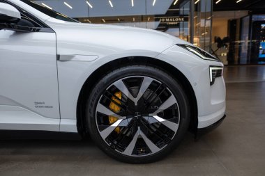 Zarif, beyaz kutup yıldızı 4, sol el sürüşlü, elektrikli araba, Volvo yan kuruluşu, çevre dostu araç, otomotiv endüstrisi, Londra 'da üstün sürüş ortamı - 17 Eylül 2024