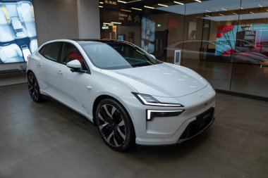 Zarif, beyaz kutup yıldızı 4, sol el sürüşlü, elektrikli araba, Volvo yan kuruluşu, çevre dostu araç, otomotiv endüstrisi, Londra 'da üstün sürüş ortamı - 17 Eylül 2024