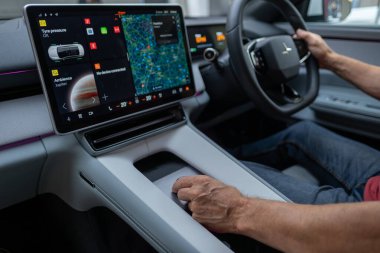 Direksiyon simidi Polestar 4, kokpit, soldan çekişli dahili Volvos EV yan kuruluşu, zarif hatlar ve sofistike otomotiv ortamı için son teknoloji ürünler, Londra - 17 Eylül 2024 