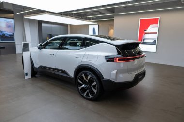 Zarif, beyaz kutup yıldızı 3, sol el sürüşlü, elektrikli araba, Volvo yan kuruluşu, çevre dostu araç, otomotiv endüstrisi, Londra 'da üstün sürüş ortamı - 17 Eylül 2024