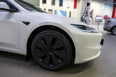beyaz elektrikli Tesla araba modeli 3 tekerlek otomobil mağazasında, tesla motorları Elon Musk, yenilikçi mühendislik, Londra 'da otomotiv endüstrisinde teknolojik gelişmeler - 17 Eylül 2024
