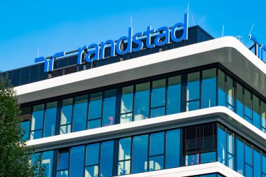 Randstad ofis binası logosu, HR hizmet sektöründe Alman küresel lideri, personel seçimi acentası, Randstad Jobs Frankfurt am Main, Almanya - 1 Eylül 2024