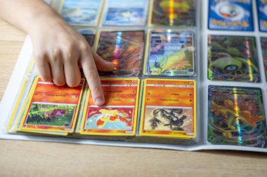 Pokmon kart albümü, kart klasörü, organizasyon kartları, heyecan ticareti ve toplama, çocukluk koleksiyonu, Pokemon Fan Culture, Frankfurt - 18 Ekim 2024 