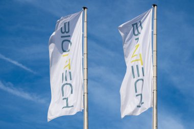 Şirket bayraklarıyla Biontech SE genel merkezi, Alman biyoteknoloji şirketi, BioNTech İmalat, geliştirme ve üretim aktif immünoterapi ajanları Mainz, Almanya 'da - 7 Eylül 2024