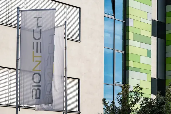 Şirket bayrakları BioNTech merkezi, lider mRNA aşı geliştirme şirketi, Alman biyoteknoloji şirketi, BioNTech İmalat, geliştirme immünoterapi ajanları, Mainz, Almanya - 7 Eylül 2024