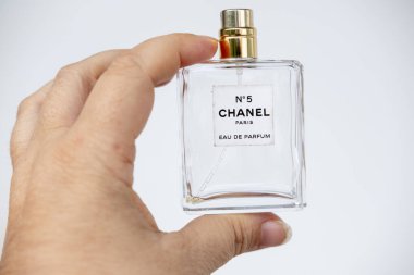 Boş Chanel Hayır. Kadın elinde 5 parfüm şişesi, zarafet ve nostalji, geçici güzellik, lüks ve parfümün ebedi cazibesi, Frankfurt - 4 Ekim, 2024