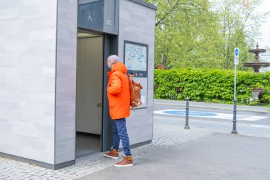 kullanıcı otomatik kamu tuvaleti, Avrupa paraları veya uygulama temelli, Modern Avrupa umumi tuvalet girişi, kentsel kolaylık, Berlin, Almanya, Otomatik temizlik sistemi