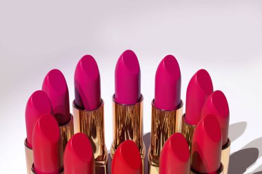 Moda ruj koleksiyonu, doğal kozmetik lüksü, güzellik endüstrisi cazibesi, yüksek kaliteli makyaj tercihleri, kendini şımart, moda blogcusu ürünü, 3D sunum