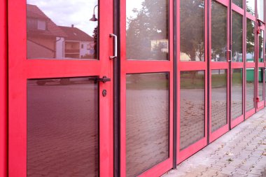 Almanya 'da kırmızı kapıları olan itfaiye aracı garajı, konsept acil servis altyapısı, itfaiye güvenliği, itfaiye araçlarının teknik bakımı