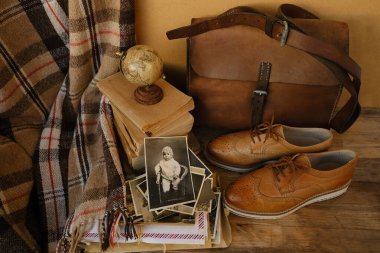 Genç Avrupalı çiftin eski yakın plan fotoğrafı, 1940 yılına ait eski fotoğraflar, kitap yığını, ayakkabı, aile ağacı konsepti, arşiv belgeleri, soy ağacı, çocukluk anıları, atalarımızın hafızası.