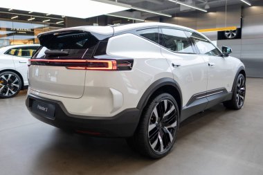 Zarif, beyaz kutup yıldızı 3, sol el sürüşlü, elektrikli araba, Volvo yan kuruluşu, çevre dostu araç, otomotiv endüstrisi, Londra 'da üstün sürüş ortamı - 17 Eylül 2024