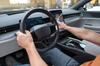 Direksiyon kokpiti, sürücü iç mekanı, gösterişli hatlar ve gelişmiş otomotiv ortamı için üst düzey finişler, çalışma yolu, trafik güvenliği