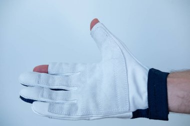 Yelkenleri kapatın, erkek ellerinde parmak izi olmadan Deri Eldiven sörfü yapın, temel yelken takımları, ahşap arka planda koruyucu yat aksesuarları. Yelkenli ekipmanı