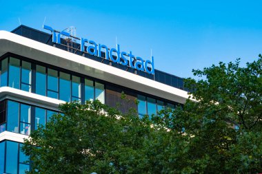 Randstad ofis binası logosu, HR hizmet sektöründe Alman küresel lideri, personel seçimi acentası, Randstad Jobs Frankfurt am Main, Almanya - 1 Eylül 2024
