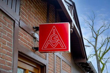 Kırmızı IGM işareti IG Metal logosu, Alman baskın metal işçileri sendikası, Avrupa 'nın en büyük sanayi sendikası, işçi ilişkileri, ulusal pazarlık, Grnheide, Almanya - 22 Nisan 2024 