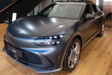 Stüdyoda elektrikli Hyundai Genesis GV60 arabası, popüler Koreli yolcu elektrikli araç, sürdürülebilir çevre dostu ulaşım, Edinburgh, Birleşik Krallık - 24 Ekim 2024