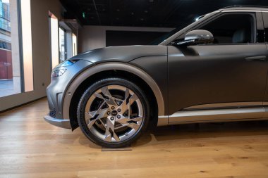 Stüdyoda elektrikli Hyundai Genesis GV60 arabası, popüler Koreli yolcu elektrikli araç, sürdürülebilir çevre dostu ulaşım, Edinburgh, Birleşik Krallık - 24 Ekim 2024