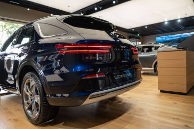 tüm elektrikli Hyundai Genesis GV70 otomobil Studio 'da, popüler Koreli yolcu elektrikli araç, alternatif enerji geliştirme, Edinburgh, Birleşik Krallık - 24 Ekim 2024