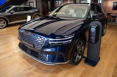 tüm elektrikli Hyundai Genesis GV70 otomobil Studio 'da, popüler Koreli yolcu elektrikli araç, alternatif enerji geliştirme, Edinburgh, Birleşik Krallık - 24 Ekim 2024