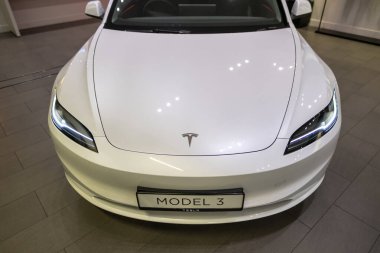 beyaz elektrikli Tesla otomobil modeli 3, tesla motorları Elon Musk, yenilikçi mühendislik, Londra 'da otomotiv endüstrisinde teknolojik gelişmeler - 17 Eylül 2024