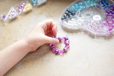 Şaşırmış yaşlı bir adam, kaşlarını kaldırmış yakışıklı bir son sınıf öğrencisi, gerçek duyguları yakalayan bir an, bilgelik harikayla buluşur, altın yıllar, gençlik ruhu.