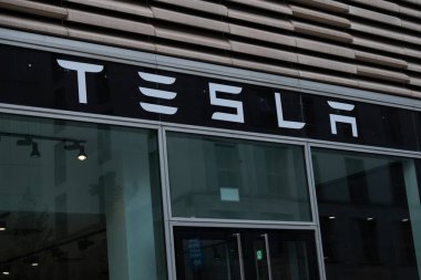 Tesla galerisi, önde gelen simgesel Tesla logosuna sahip ofis binası Berlin, Almanya 'da yenilik ve elektrikli araç devrimi - 15 Ağustos 2024