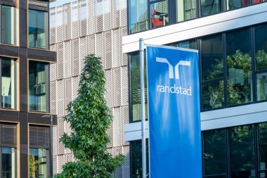 Randstad ofis binası logosu, HR hizmet sektöründe Alman küresel lideri, personel seçimi acentası, Randstad Jobs Frankfurt am Main, Almanya - 1 Eylül 2024