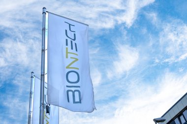Şirket bayraklarıyla Biontech SE genel merkezi, Alman biyoteknoloji şirketi, BioNTech İmalat, geliştirme ve üretim aktif immünoterapi ajanları Mainz, Almanya 'da - 7 Eylül 2024