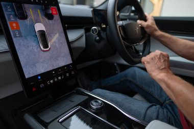 Direksiyon simidi Polestar 3, kokpit, soldan çekişli dahili Volvos EV yan kuruluşu, zarif hatlar ve sofistike otomotiv ortamı için son teknoloji ürünler, Londra - 17 Eylül 2024 
