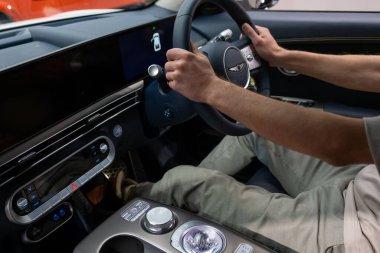 Genesis GV60 araç içi, direksiyon, sürücü koltuğu, gösterge paneli, navigasyon ve kargo alanları, Londra 'da otomotiv endüstrisi - 24 Ekim 2024