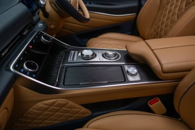Premium Genesis GV80 araba iç mimarisi, geniş kabin, ergonomik tasarım, sürücü ve yolcu koltukları, gösterge paneli, navigasyon ve kargo alanları, Londra 'da otomotiv endüstrisi - 24 Ekim 2024
