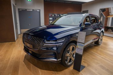 Premium blue Genesis GV80 in stil satışı, aerodinamik tasarım, güçlü motor, gelişmiş teknoloji, otomotiv endüstrisi Londra 'da - 24 Ekim 2024